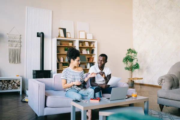 Afro Amerikaanse Man Geeft Plastic Kaart Aan Multi Etnische Vrouw — Stockfoto