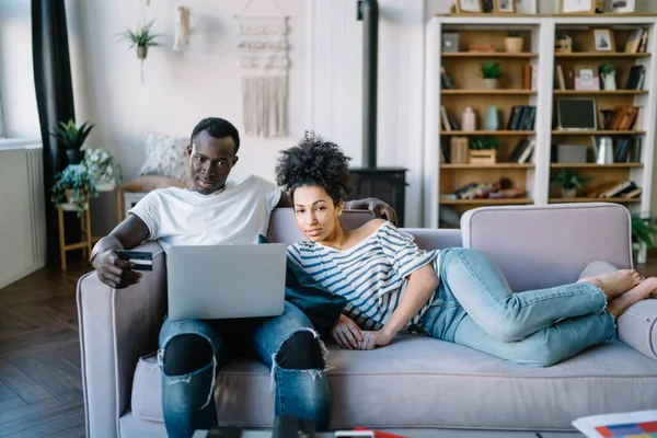 Uomo Intelligente Afroamericano Con Carta Credito Laptop Allegra Affascinante Donna — Foto Stock