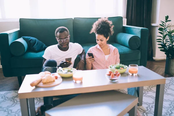 Přemýšlivý Multiraciální Dospělí Lidé Ležérní Oblečení Interakci Chytrými Telefony Zatímco — Stock fotografie