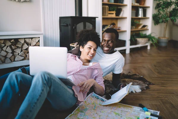 Feliz Hombre Mujer Afroamericanos Con Portátil Bloc Notas Sonriendo Mirando — Foto de Stock