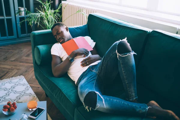 Från Ovan Afroamerikansk Man Sover Läsa Bok Rött Omslag Och — Stockfoto