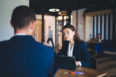Resmi olarak beyaz girişimciler, internet pazarlaması için dijital tabletle masa başında oturuyor ve iş stratejisi fikirleri planlamak için zaman harcıyorlar, ofiste çalışan başarılı profesyoneller