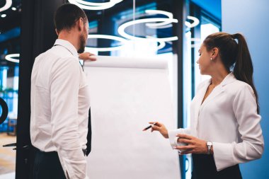 Kafkasyalı meslektaşlar ofiste verimli bir işbirliğine sahipler, yönetici erkek ve kadın yeni başlayan iş projesiyle ilgili iletişim kuruyorlar, kopya alanı ile kopya çizelgesini taklit ederek bilgileri analiz ediyorlar.