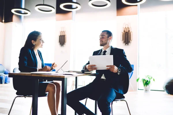 Formal Gekleidete Finanzexperten Diskutieren Während Der Zusammenarbeit Besprechungstisch Die Geschäftsstrategie — Stockfoto