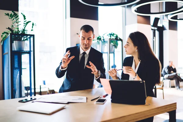 Kaukasische Männliche Und Weibliche Kollegen Diskutieren Geschäftsideen Während Eines Kollaborationstreffens — Stockfoto