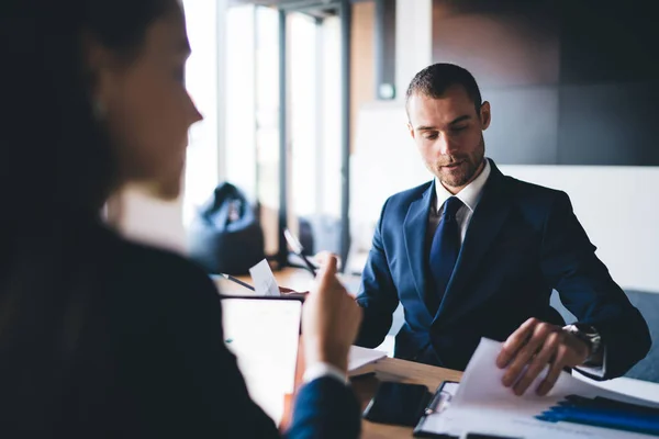 Kaukasische Analysten Sitzen Desktop Und Diskutieren Einnahmenstatistiken Beim Brainstorming Büro — Stockfoto