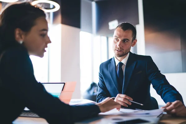 Affärsmän Formella Kläder Kommunicerar Marknadsstrategi Diskuterar Information Inomhus Kaukasiska Kollegor — Stockfoto