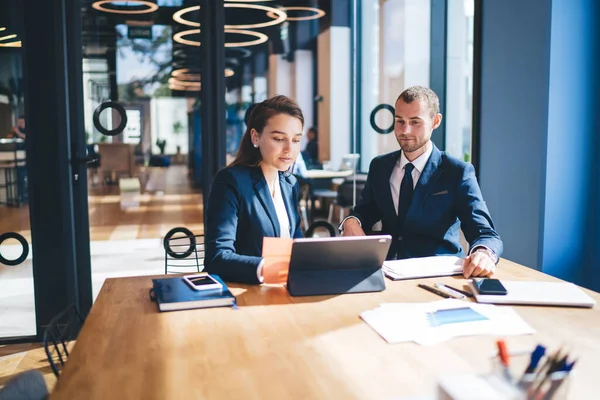 Ofiste yapılan beyin fırtınası sırasında iş ortaklarıyla dijital tablet kullanarak dijital iş iletişimi kullanan kendine güvenen erkek ve kadın girişimciler, başarılı iş arkadaşları