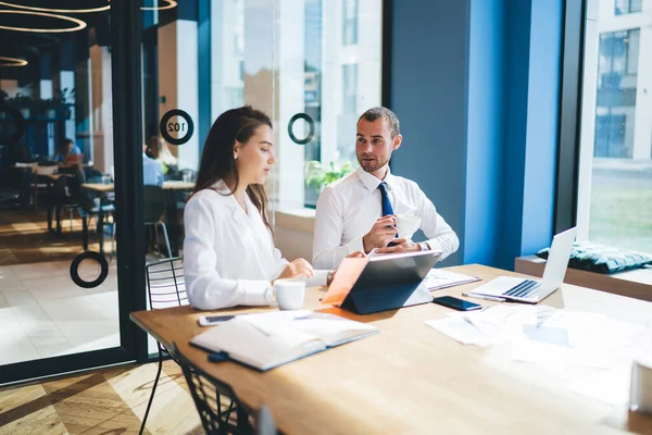 Masa başında oturan, iş brifingi hakkında konuşan güvenilir yönetici yöneticileri, başarılı erkek ve kadın meslektaşlar toplantıda işbirliği yaparken konuşuyorlar ve çözümler arıyorlar.