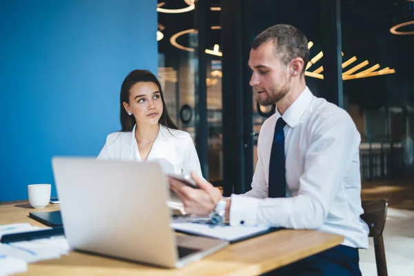 Twee Zakenpartners Gekleed Formele Slijtage Bespreken Strategie Plan Van Samenwerking — Stockfoto