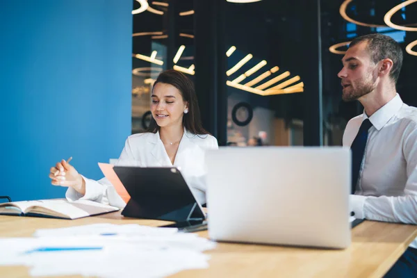 デジタルマーケティング 成功した男性と女性の従業員のための近代的な技術とオフィスに座っている間 コーカサスの専門家は 企業戦略を計画ビジネスプロジェクトに関する説明会 — ストック写真