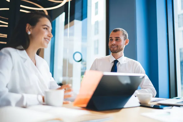 Veselý Muž Žena Kolegové Těší Přátelské Brainstorming Během Pracovní Doby — Stock fotografie