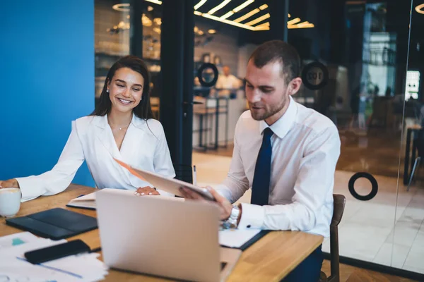 Muntre Hvite Mannlige Kvinnelige Kolleger Som Kommuniserer Skrivebordet Med Digital – stockfoto