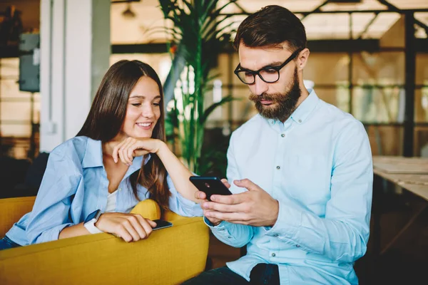 Framgångsrik Kvinnlig Tonåring Tittar Skärmen Väns Smartphone Kontrollera Anmälan Med — Stockfoto