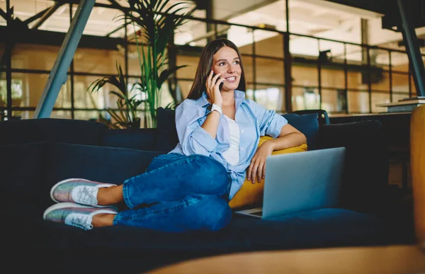 Feliz Mujer Caucásica Freelancer 20S Disfrutando Trabajo Distancia Interior Durante —  Fotos de Stock