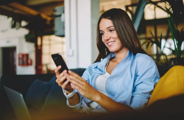 Junge Fröhliche Weibliche Teenager Mit Modernen Mobiltelefonen Für Die Web — Stockfoto