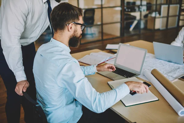 Socios Masculinos Trabajando Juntos Proyecto Inicio Utilizando Planos Computadora Con — Foto de Stock