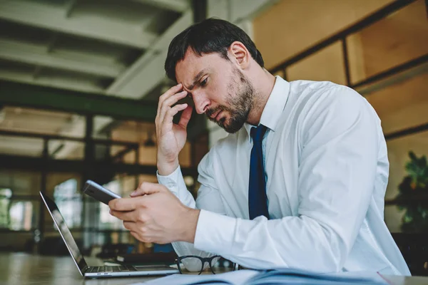 Empleador Masculino Desconcertado Que Envía Mensaje Correo Electrónico Cliente Través — Foto de Stock