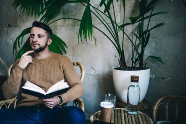 Akıllı gündelik giyinen düşünceli erkek öğrenci rahat kafeteryada oturup edebiyat okuduktan sonra hayal kuruyor. Kafkasyalı hippi öğrenim ve eğitim kitaplarını başka tarafa çeviriyor.
