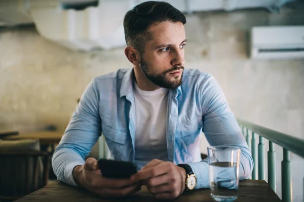 Kontemplativ Hipster Kille Casual Wear Koncentrerad Problemlösning Sitter Med Kaffekopp — Stockfoto