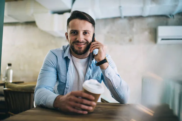 Retrato Mitad Longitud Chico Hipster Sonriente Sosteniendo Una Taza Desechable — Foto de Stock