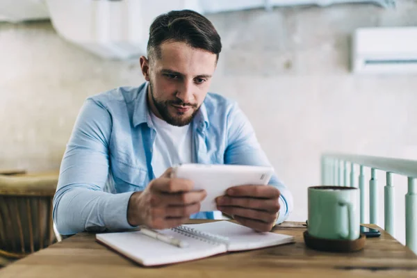 Homem Caucasiano Sério Millennial Segurando Touchpad Jogando Jogo Online Passando — Fotografia de Stock