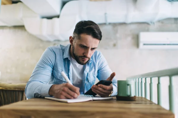 Estudiante Masculino Caucásico Serio Tomando Notas Sobre Información Navegar Página — Foto de Stock