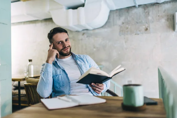 Retrato Del Guapo Estudiante Masculino Sonriente Disfrutando Aprender Sentado Interior — Foto de Stock