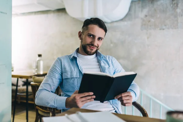 Retrato Metade Comprimento Homem Caucasiano Sorridente Sentado Interior Café Durante — Fotografia de Stock