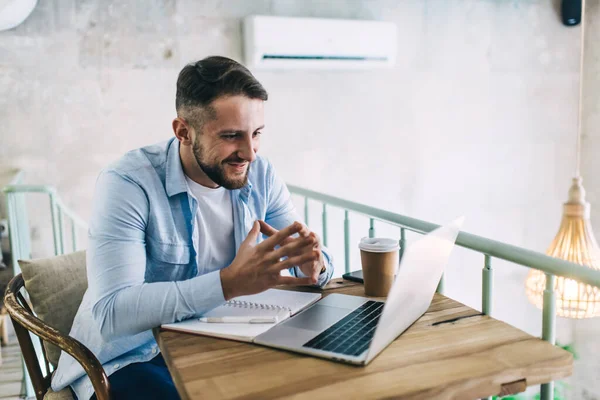 Vzrušený Kavkazský Hipster Chlap Sledující Online Video Notebooku Kavárně Interiéru — Stock fotografie