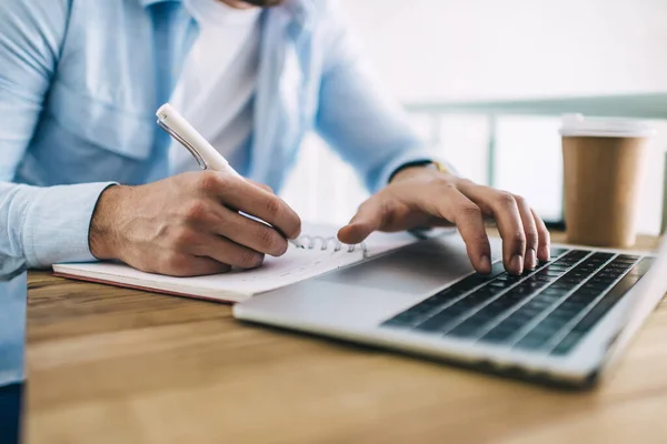 Imagen Recortada Estudiante Masculino Escribiendo Cuaderno Haciendo Investigación Utilizando Dispositivos —  Fotos de Stock