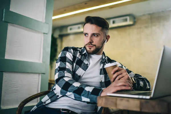 Thoughtful Caucasian Male Freelancer Casual Wear Sitting Cafe Pondering Online — Stock Photo, Image