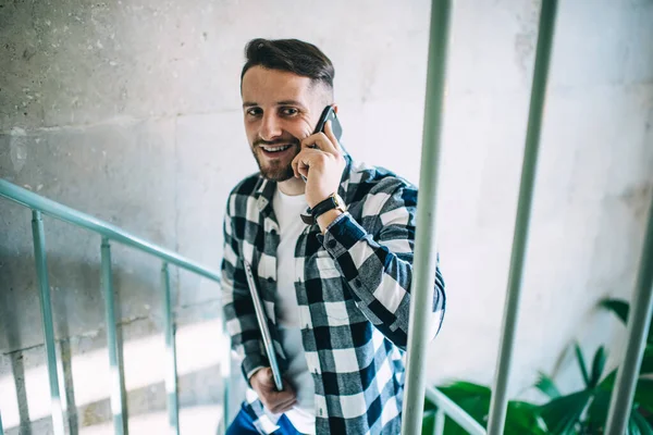 Cheerful Caucasian Male Trendy Shirt Enjoying Positive Conversation Mobile Phone — Stock Photo, Image