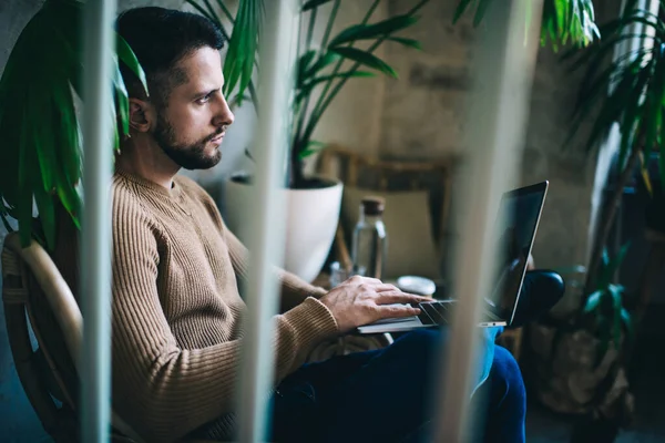 Seriöser Nachdenklicher Gutaussehender Kerl Sitzt Café Interieur Mit Technologie Für — Stockfoto