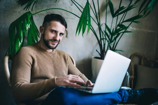 Porträt Eines Schönen Männlichen Unternehmers Freizeitkleidung Der Freiberuflich Café Interieur — Stockfoto