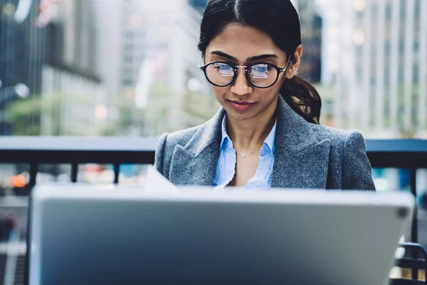 Crop Intelligent Affärskvinna Eleganta Kläder Och Glasögon Sitter Vid Bordet — Stockfoto