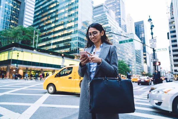 Focused Profound Stylish Young Brunette Ethnic Woman Spectacles Black Handbag — Stock Photo, Image