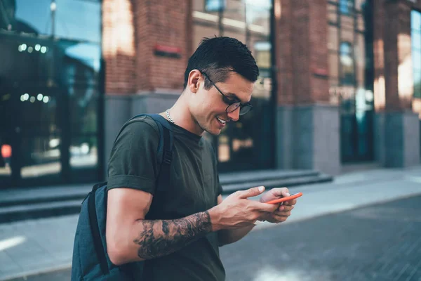 Gelukkige Vrolijke Mannelijke Reiziger Bril Installeren Van Toepassing Voor Online — Stockfoto