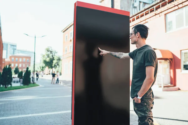 Trendy Gekleed Hipster Jongen Jaar Oud Staan Buurt Van Reclame — Stockfoto