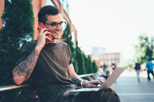 Succesvolle Mannelijke Student Met Getatoeëerde Handen Genieten Van Vriendelijk Gesprek — Stockfoto