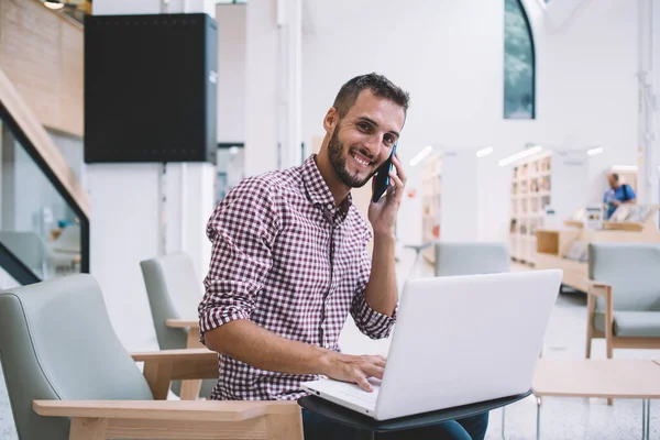 Fröhlicher Junger Bärtiger Mann Lässig Karierten Hemd Arbeitet Mit Laptop — Stockfoto