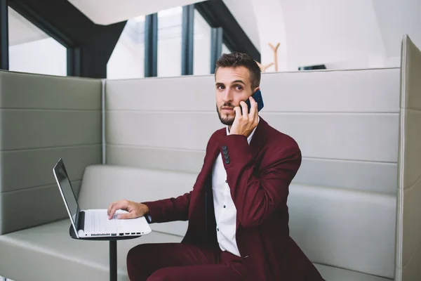 Triste Giovane Freelance Etnico Abiti Formali Discutere Con Problema Collega — Foto Stock