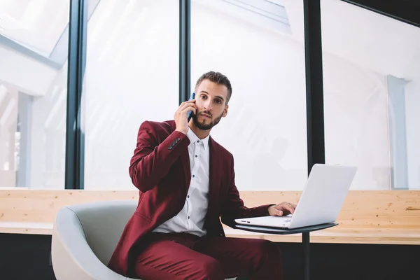 Hombre Éxito Guapo Ropa Formal Utilizando Portátil Que Trabaja Proyecto — Foto de Stock