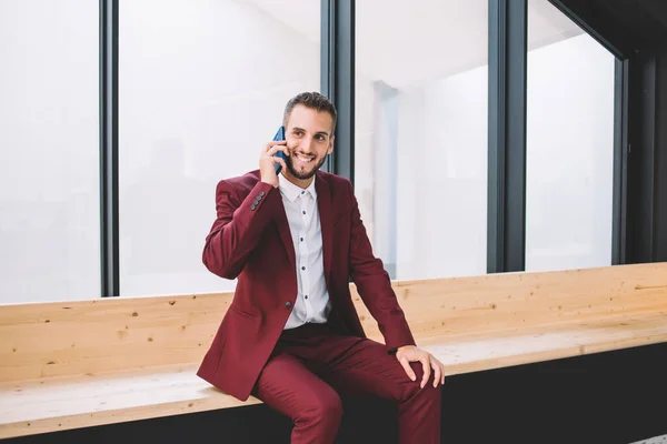 Radostný Etnik Formálním Obleku Chatování Přítelem Pomocí Mobilu Odpočinku Práce — Stock fotografie