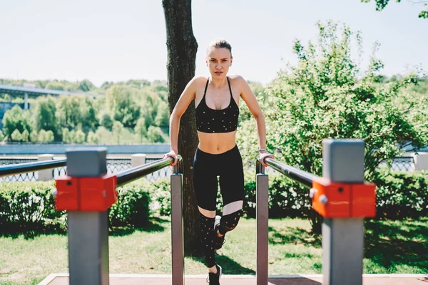 Selbstbewusste Athletische Frau Stylischer Sportlicher Kleidung Die Sommer Park Übungen — Stockfoto