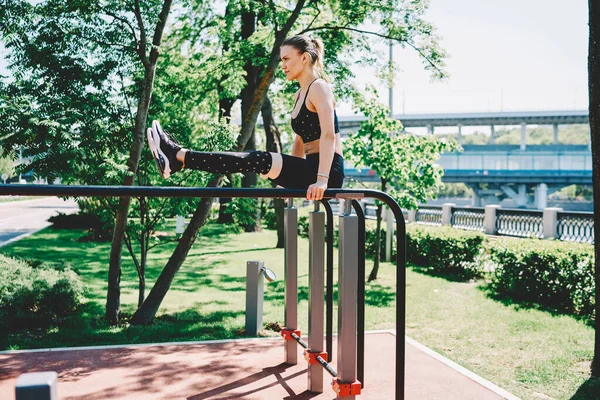 Konzentrierte Dame Sportkleidung Beim Workout Der Horizontalen Stange Bauchmuskeln Beim — Stockfoto