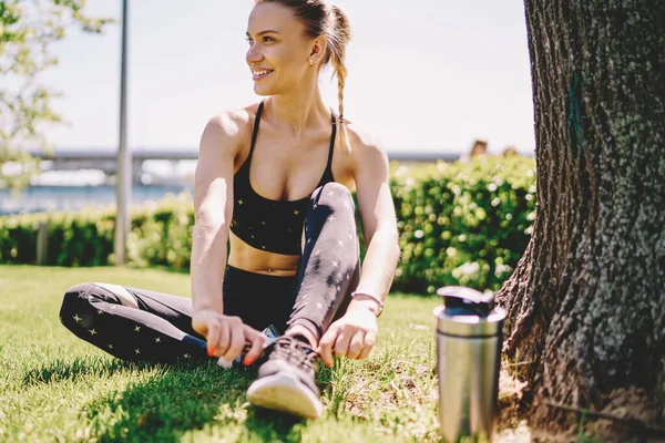 Spor Kıyafetli Mutlu Bayan Spor Egzersizine Hazırlanıyor Parkta Parlak Güneşin — Stok fotoğraf