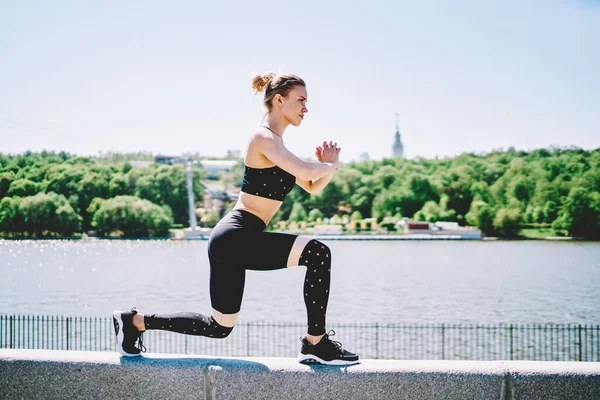 Boční Pohled Sportovec Koncentrované Ženy Protahování Přikrčení Ohýbání Nohy Skládací — Stock fotografie