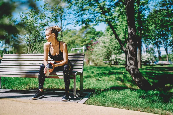 Sportovní Sportovní Dáma Oblečená Černém Top Legíny Sedí Lavičce Termoskou — Stock fotografie