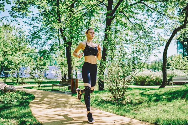 Enérgica Dama Deportiva Delgada Vestida Con Top Negro Polainas Corriendo — Foto de Stock